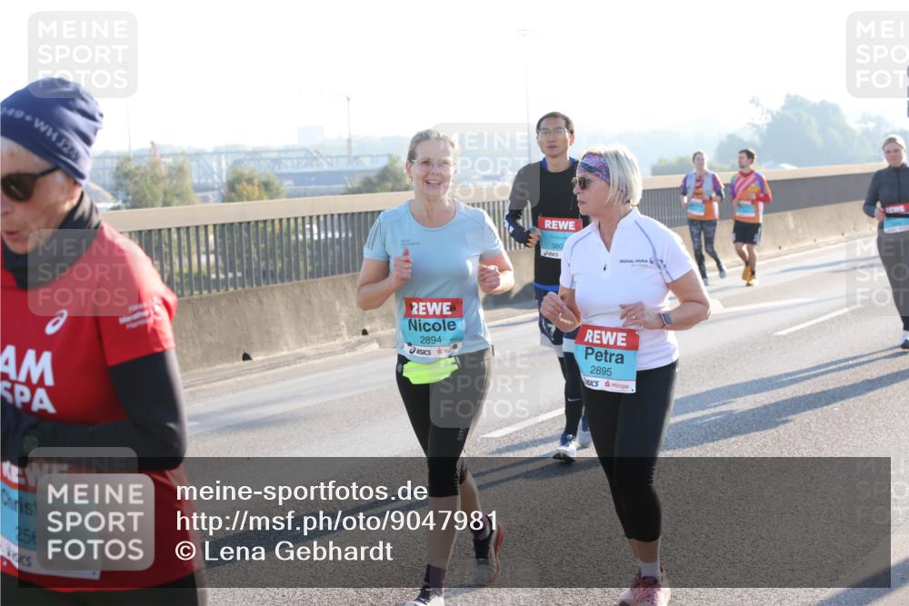 03.10.2025 - Köhlbrandbrückenlauf Lena Gebhardt http://msf.ph/oto/9047981 03.10.2025 09:30:08 Position 1 49, 2, 2565, 380, 2894, 2895 meine-sportfotos.de