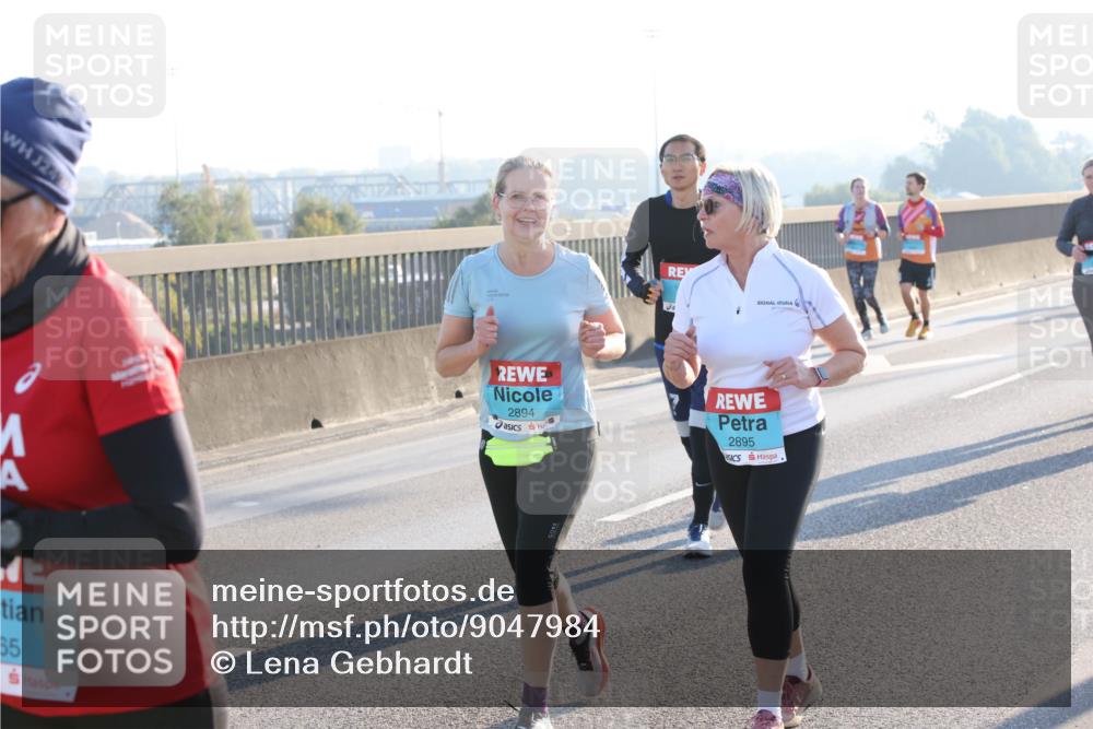 03.10.2025 - Köhlbrandbrückenlauf Lena Gebhardt http://msf.ph/oto/9047984 03.10.2025 09:30:08 Position 1 24, 65, 2894, 2895 meine-sportfotos.de