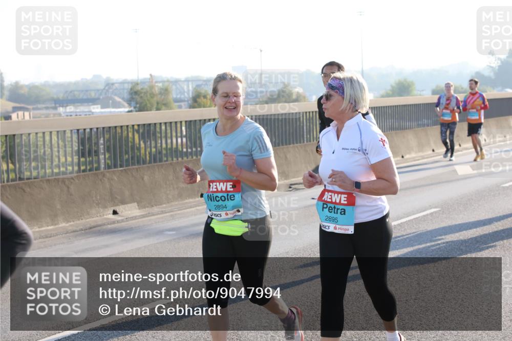 03.10.2025 - Köhlbrandbrückenlauf Lena Gebhardt http://msf.ph/oto/9047994 03.10.2025 09:30:08 Position 1 2894, 2895 meine-sportfotos.de