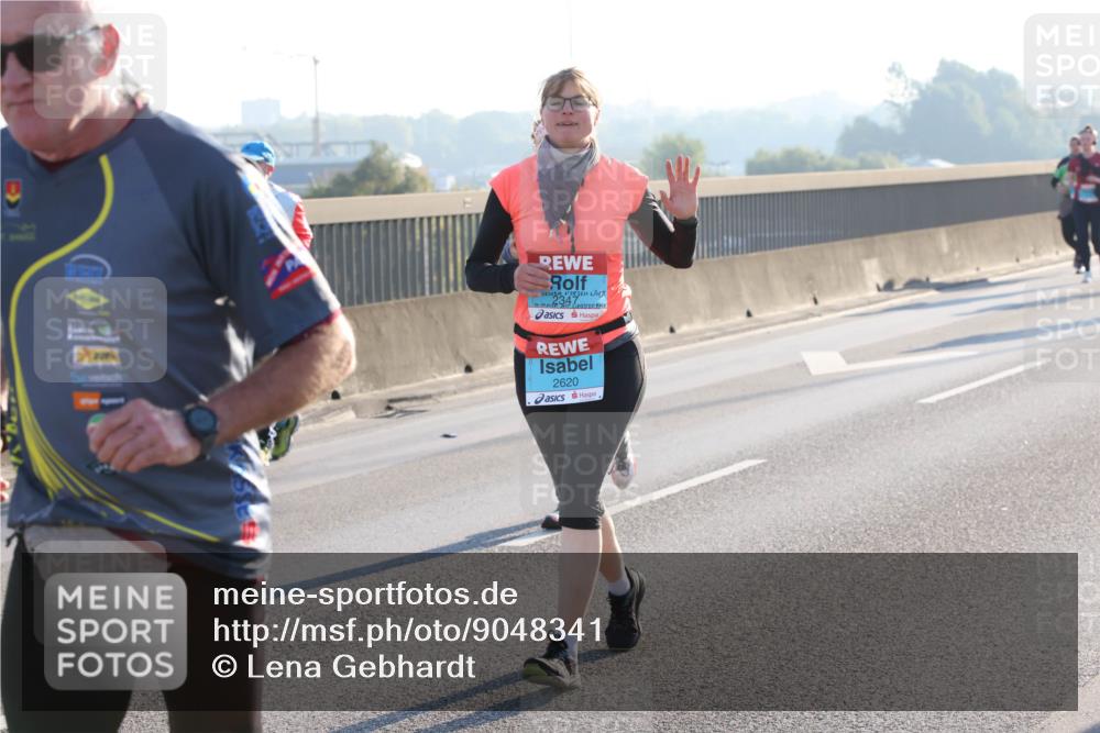 03.10.2025 - Köhlbrandbrückenlauf Lena Gebhardt http://msf.ph/oto/9048341 03.10.2025 09:30:31 Position 1 234, 2620 meine-sportfotos.de