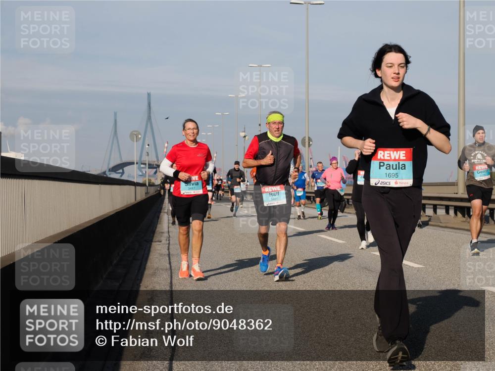 03.10.2025 - Köhlbrandbrückenlauf Fabian Wolf http://msf.ph/oto/9048362 03.10.2025 10:00:26 Position 3 10, 3487, 3486, 1695 meine-sportfotos.de