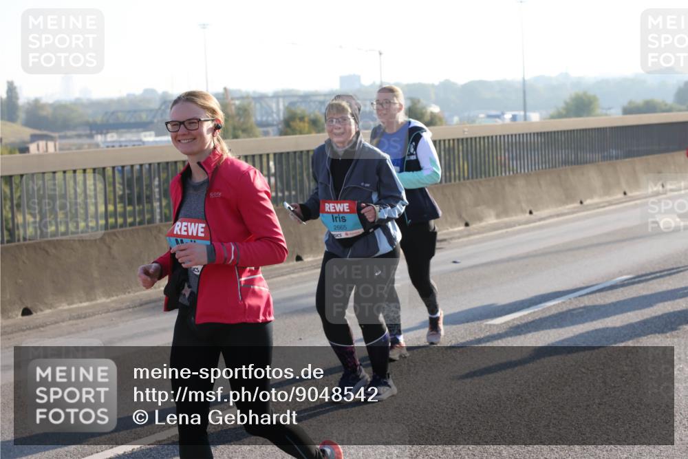 03.10.2025 - Köhlbrandbrückenlauf Lena Gebhardt http://msf.ph/oto/9048542 03.10.2025 09:30:44 Position 1 2665 meine-sportfotos.de