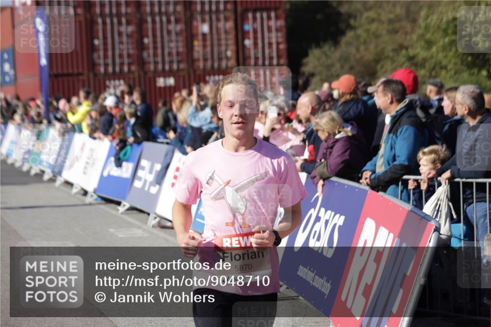 03.10.2025 - Köhlbrandbrückenlauf Jannik Wohlers http://msf.ph/oto/9048710 03.10.2025 13:07:26 Ziel 4113, 4287, 4288, 4375, 4590, 4636, 4649, 4794, 4806, 5645, 5646, 5870, 5872, 6459 meine-sportfotos.de