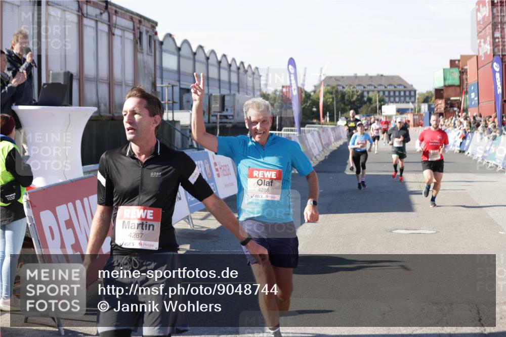 03.10.2025 - Köhlbrandbrückenlauf Jannik Wohlers http://msf.ph/oto/9048744 03.10.2025 13:07:27 Ziel 4113, 4254, 4287, 4288, 4375, 4590, 4636, 4649, 4794, 4806, 5645, 5646, 5870, 5872, 6459 meine-sportfotos.de