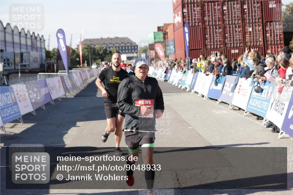 03.10.2025 - Köhlbrandbrückenlauf Jannik Wohlers http://msf.ph/oto/9048933 03.10.2025 13:07:33 Ziel 4113, 4165, 4254, 4263, 4287, 4288, 4375, 4590, 4636, 5870, 5872 meine-sportfotos.de