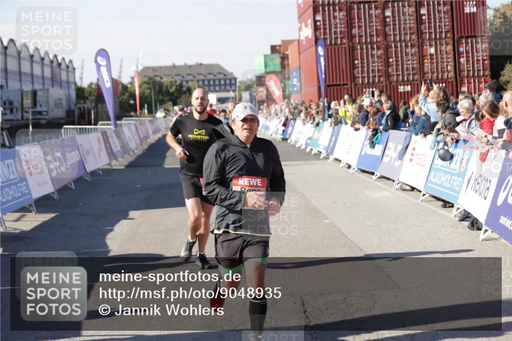 03.10.2025 - Köhlbrandbrückenlauf Jannik Wohlers http://msf.ph/oto/9048935 03.10.2025 13:07:33 Ziel 4113, 4165, 4254, 4263, 4287, 4288, 4375, 4590, 4636, 5870, 5872 meine-sportfotos.de