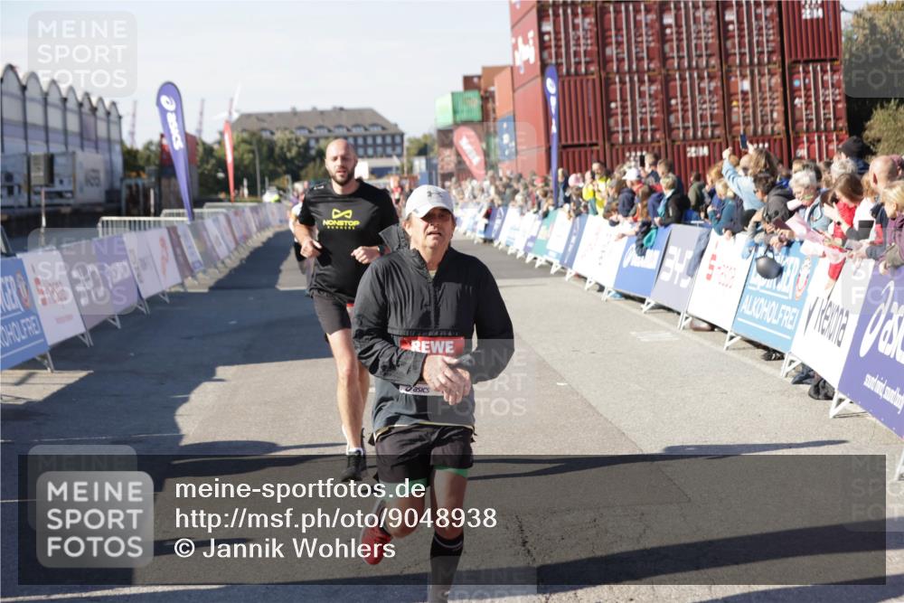 03.10.2025 - Köhlbrandbrückenlauf Jannik Wohlers http://msf.ph/oto/9048938 03.10.2025 13:07:33 Ziel 4113, 4165, 4254, 4263, 4287, 4288, 4375, 4590, 4636, 5870, 5872 meine-sportfotos.de