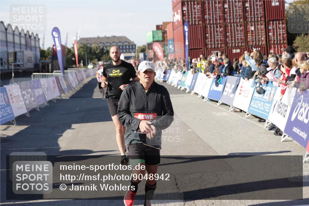 03.10.2025 - Köhlbrandbrückenlauf Jannik Wohlers http://msf.ph/oto/9048942 03.10.2025 13:07:33 Ziel 4113, 4165, 4254, 4263, 4287, 4288, 4375, 4590, 4636, 5870, 5872 meine-sportfotos.de