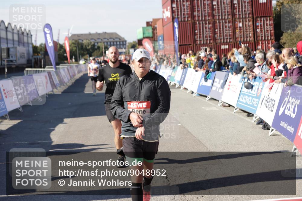 03.10.2025 - Köhlbrandbrückenlauf Jannik Wohlers http://msf.ph/oto/9048952 03.10.2025 13:07:33 Ziel 4113, 4165, 4254, 4263, 4287, 4288, 4375, 4590, 4636, 5870, 5872 meine-sportfotos.de
