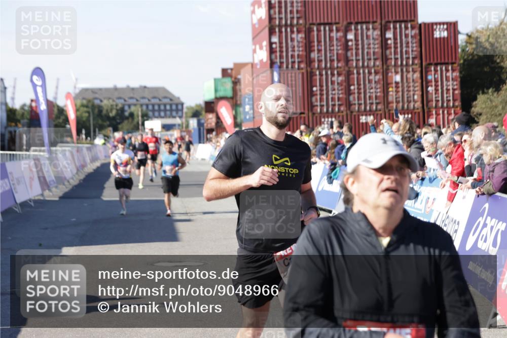 03.10.2025 - Köhlbrandbrückenlauf Jannik Wohlers http://msf.ph/oto/9048966 03.10.2025 13:07:34 Ziel 4113, 4165, 4254, 4263, 4287, 4288, 4375, 4636, 5870, 5872, 6744 meine-sportfotos.de