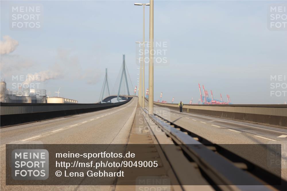 03.10.2025 - Köhlbrandbrückenlauf Lena Gebhardt http://msf.ph/oto/9049005 03.10.2025 09:09:10 Position 1  meine-sportfotos.de