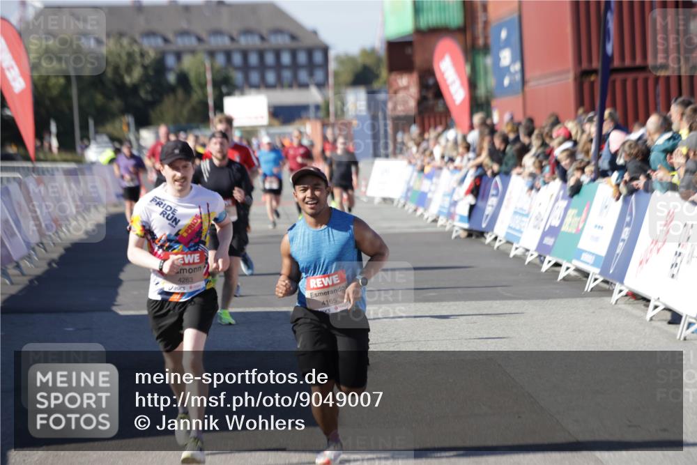 03.10.2025 - Köhlbrandbrückenlauf Jannik Wohlers http://msf.ph/oto/9049007 03.10.2025 13:07:36 Ziel 4113, 4165, 4254, 4263, 4287, 4288, 4375, 4636, 6744, 6800 meine-sportfotos.de