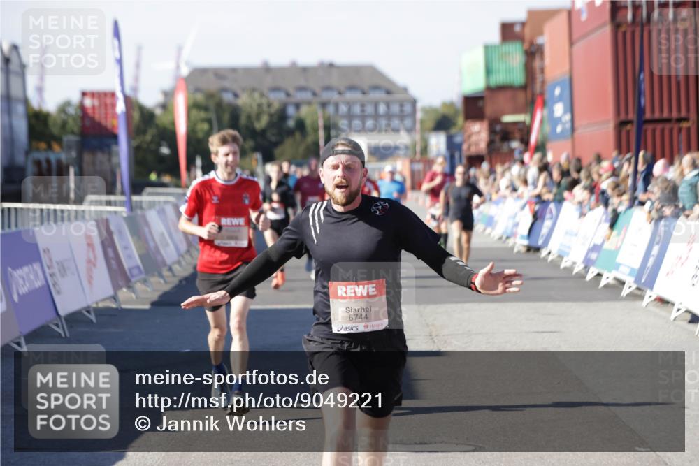 03.10.2025 - Köhlbrandbrückenlauf Jannik Wohlers http://msf.ph/oto/9049221 03.10.2025 13:07:40 Ziel 4159, 4165, 4254, 4263, 4375, 4636, 6384, 6744, 6800 meine-sportfotos.de