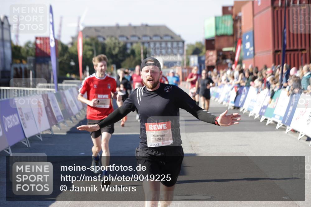 03.10.2025 - Köhlbrandbrückenlauf Jannik Wohlers http://msf.ph/oto/9049225 03.10.2025 13:07:40 Ziel 4159, 4165, 4254, 4263, 4375, 4636, 6384, 6744, 6800 meine-sportfotos.de