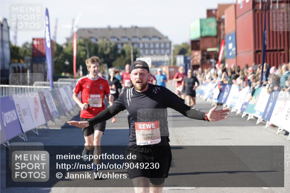 03.10.2025 - Köhlbrandbrückenlauf Jannik Wohlers http://msf.ph/oto/9049230 03.10.2025 13:07:41 Ziel 4159, 4165, 4254, 4263, 4375, 6384, 6744, 6800 meine-sportfotos.de