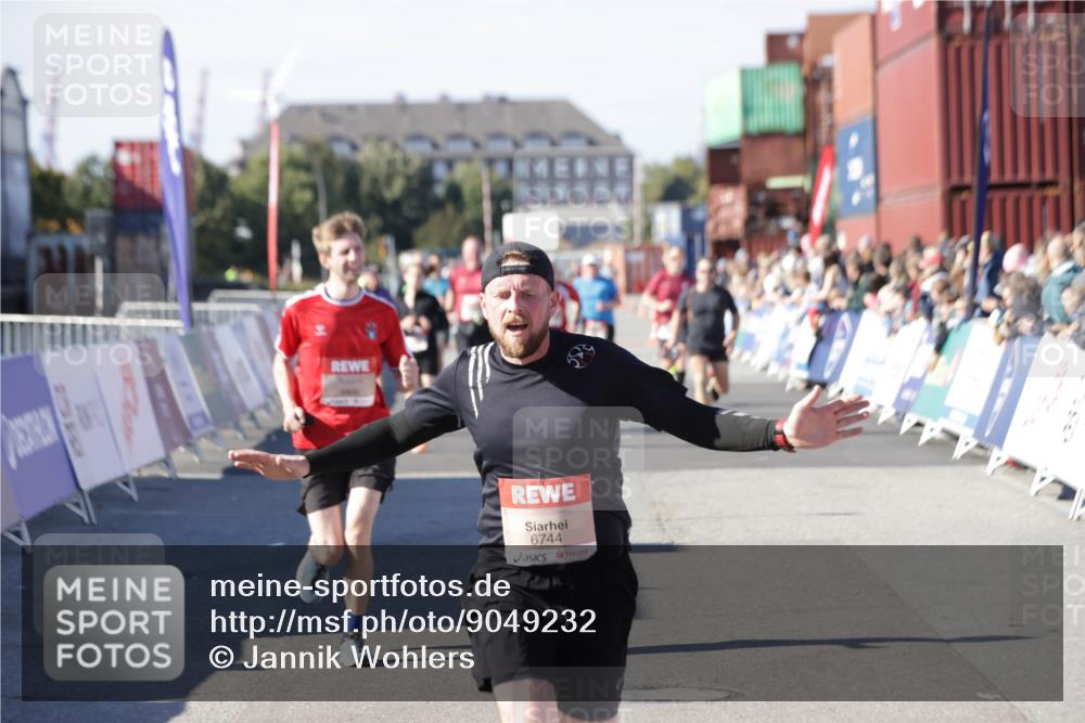 03.10.2025 - Köhlbrandbrückenlauf Jannik Wohlers http://msf.ph/oto/9049232 03.10.2025 13:07:41 Ziel 4159, 4165, 4254, 4263, 4375, 6384, 6744, 6800 meine-sportfotos.de