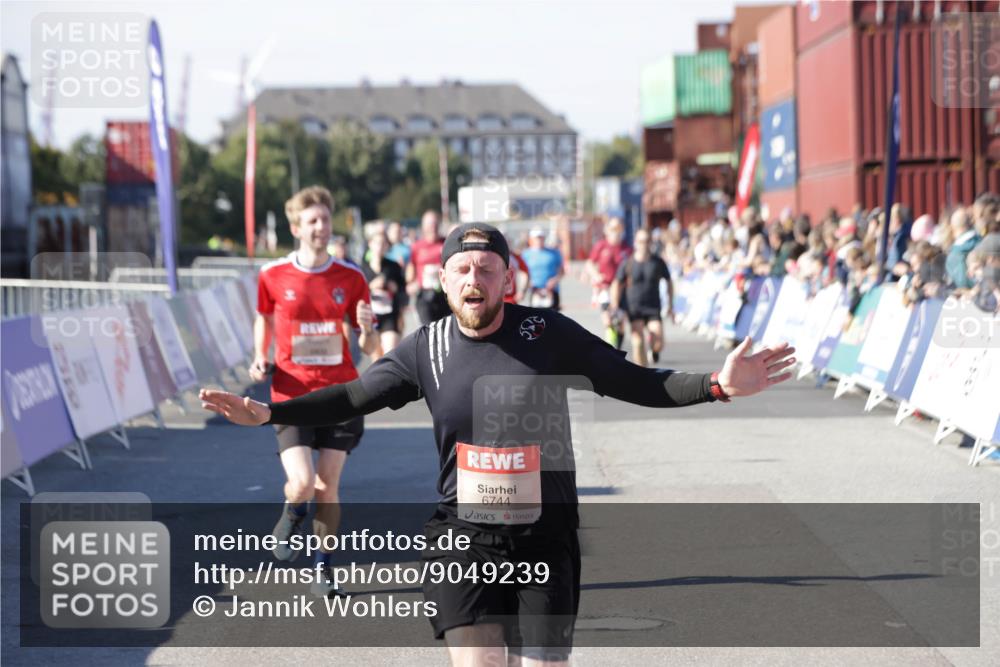 03.10.2025 - Köhlbrandbrückenlauf Jannik Wohlers http://msf.ph/oto/9049239 03.10.2025 13:07:41 Ziel 4159, 4165, 4254, 4263, 4375, 6384, 6744, 6800 meine-sportfotos.de
