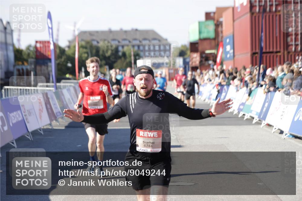03.10.2025 - Köhlbrandbrückenlauf Jannik Wohlers http://msf.ph/oto/9049244 03.10.2025 13:07:41 Ziel 4159, 4165, 4254, 4263, 4375, 6384, 6744, 6800 meine-sportfotos.de