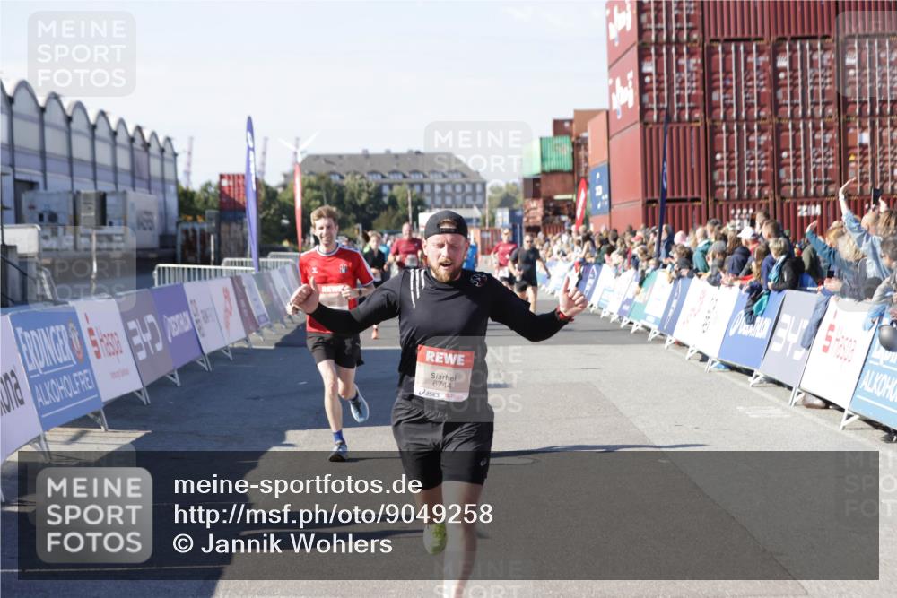 03.10.2025 - Köhlbrandbrückenlauf Jannik Wohlers http://msf.ph/oto/9049258 03.10.2025 13:07:41 Ziel 4159, 4165, 4254, 4263, 4375, 6384, 6744, 6800 meine-sportfotos.de