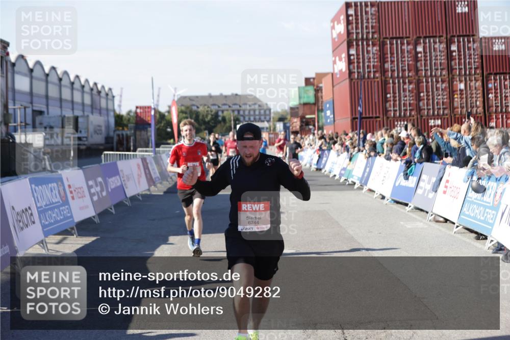 03.10.2025 - Köhlbrandbrückenlauf Jannik Wohlers http://msf.ph/oto/9049282 03.10.2025 13:07:41 Ziel 4159, 4165, 4254, 4263, 4375, 6384, 6744, 6800 meine-sportfotos.de