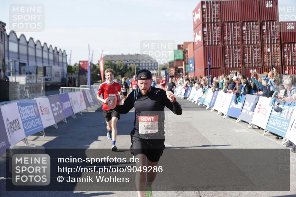 03.10.2025 - Köhlbrandbrückenlauf Jannik Wohlers http://msf.ph/oto/9049286 03.10.2025 13:07:41 Ziel 4159, 4165, 4254, 4263, 4375, 6384, 6744, 6800 meine-sportfotos.de