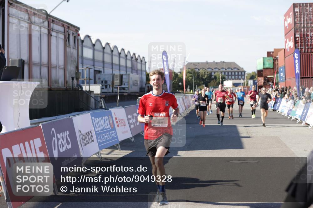 03.10.2025 - Köhlbrandbrückenlauf Jannik Wohlers http://msf.ph/oto/9049328 03.10.2025 13:07:42 Ziel 4159, 4165, 4254, 4263, 4375, 6384, 6744, 6800, 6821 meine-sportfotos.de