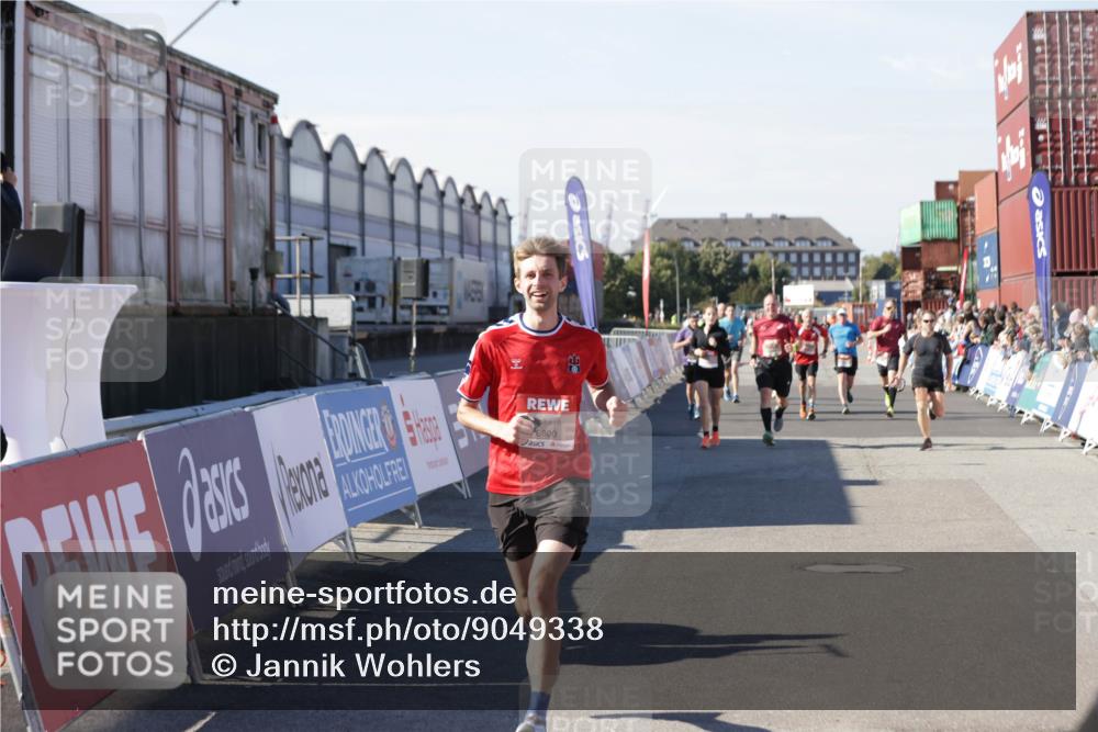 03.10.2025 - Köhlbrandbrückenlauf Jannik Wohlers http://msf.ph/oto/9049338 03.10.2025 13:07:43 Ziel 4159, 4165, 4254, 4263, 4382, 6384, 6744, 6800, 6821 meine-sportfotos.de