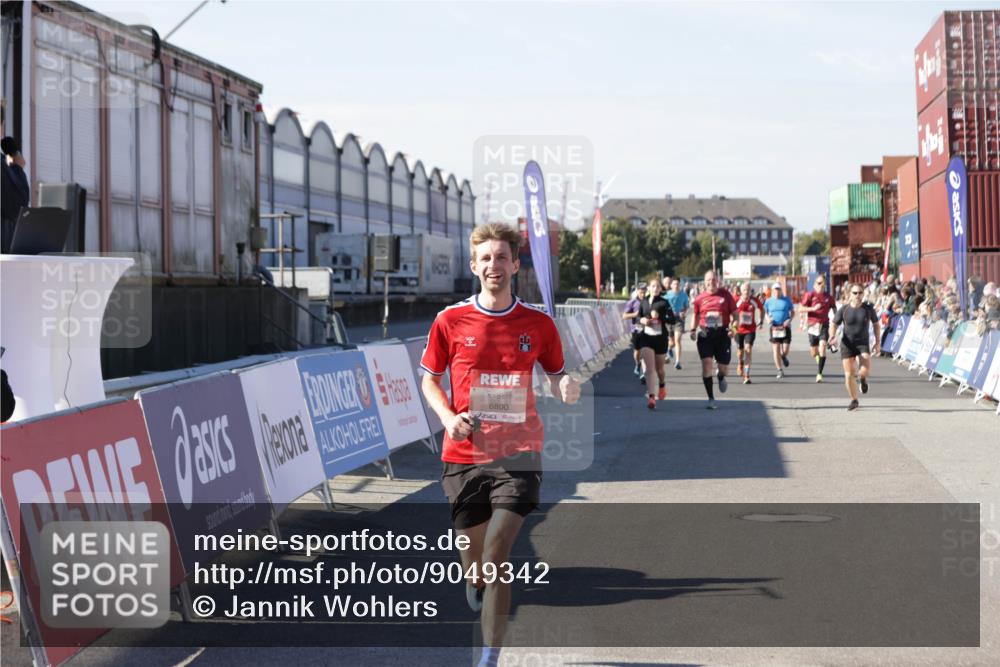 03.10.2025 - Köhlbrandbrückenlauf Jannik Wohlers http://msf.ph/oto/9049342 03.10.2025 13:07:43 Ziel 4159, 4165, 4254, 4263, 4382, 6384, 6744, 6800, 6821 meine-sportfotos.de