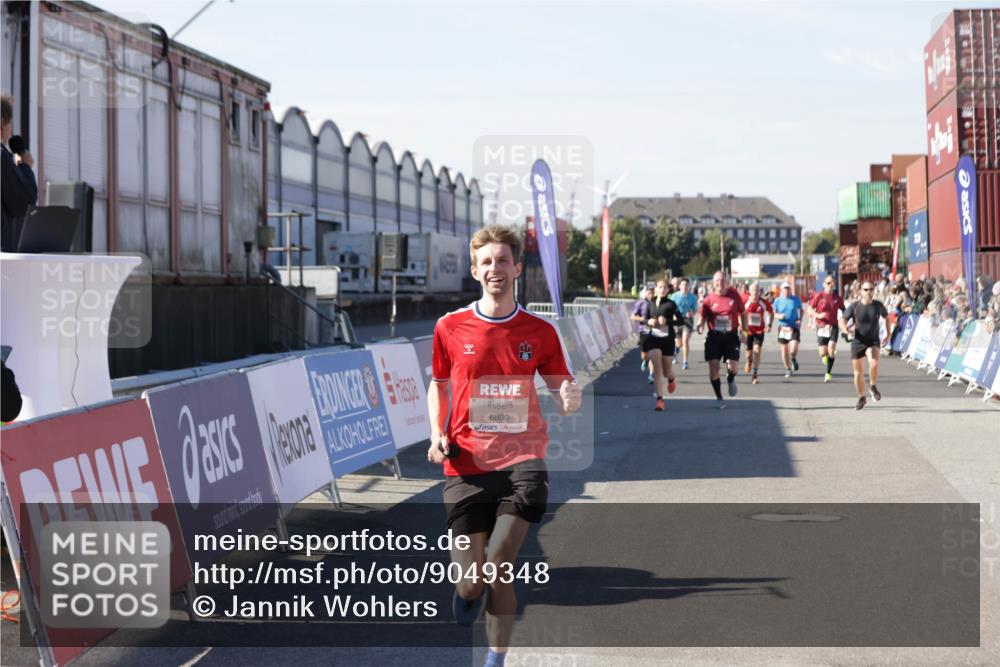 03.10.2025 - Köhlbrandbrückenlauf Jannik Wohlers http://msf.ph/oto/9049348 03.10.2025 13:07:43 Ziel 4159, 4165, 4254, 4263, 4382, 6384, 6744, 6800, 6821 meine-sportfotos.de