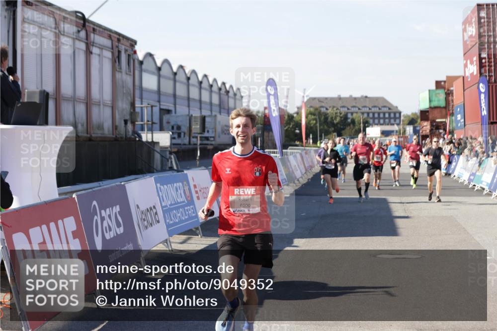03.10.2025 - Köhlbrandbrückenlauf Jannik Wohlers http://msf.ph/oto/9049352 03.10.2025 13:07:43 Ziel 4159, 4165, 4254, 4263, 4382, 6384, 6744, 6800, 6821 meine-sportfotos.de