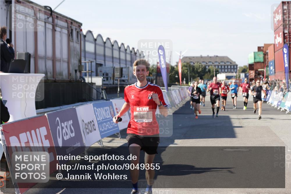 03.10.2025 - Köhlbrandbrückenlauf Jannik Wohlers http://msf.ph/oto/9049355 03.10.2025 13:07:43 Ziel 4159, 4165, 4254, 4263, 4382, 6384, 6744, 6800, 6821 meine-sportfotos.de