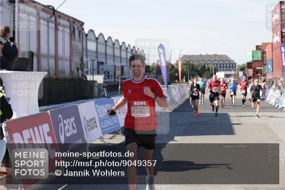 03.10.2025 - Köhlbrandbrückenlauf Jannik Wohlers http://msf.ph/oto/9049357 03.10.2025 13:07:43 Ziel 4159, 4165, 4254, 4263, 4382, 6384, 6744, 6800, 6821 meine-sportfotos.de