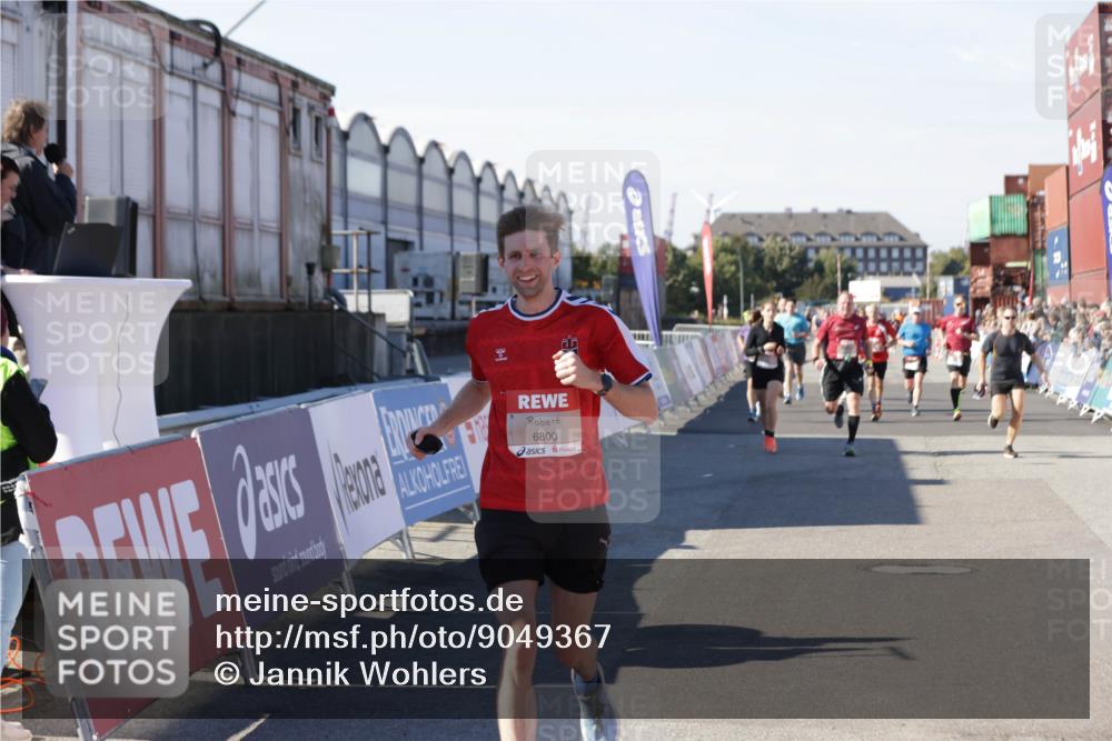 03.10.2025 - Köhlbrandbrückenlauf Jannik Wohlers http://msf.ph/oto/9049367 03.10.2025 13:07:43 Ziel 4159, 4165, 4254, 4263, 4382, 6384, 6744, 6800, 6821 meine-sportfotos.de