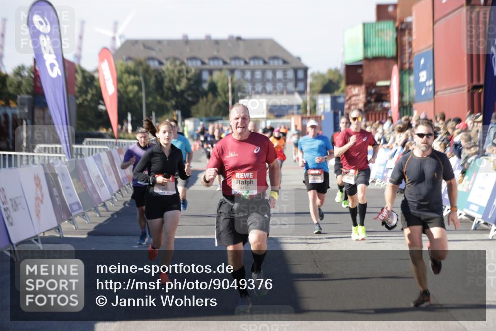 03.10.2025 - Köhlbrandbrückenlauf Jannik Wohlers http://msf.ph/oto/9049376 03.10.2025 13:07:44 Ziel 4159, 4165, 4263, 4382, 6285, 6384, 6744, 6800, 6821 meine-sportfotos.de
