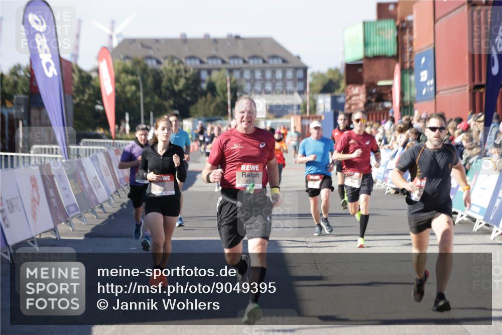 03.10.2025 - Köhlbrandbrückenlauf Jannik Wohlers http://msf.ph/oto/9049395 03.10.2025 13:07:45 Ziel 4159, 4165, 4263, 4310, 4382, 5993, 6120, 6285, 6384, 6651, 6744, 6800, 6821 meine-sportfotos.de