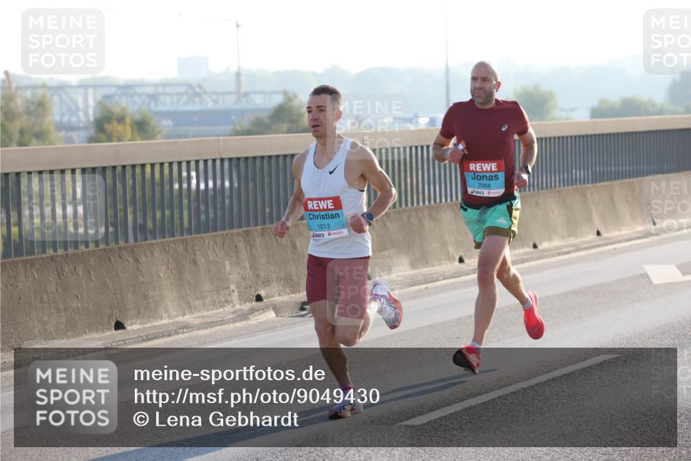 03.10.2025 - Köhlbrandbrückenlauf Lena Gebhardt http://msf.ph/oto/9049430 03.10.2025 09:12:27 Position 1 1013, 2968 meine-sportfotos.de