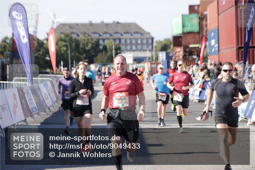 03.10.2025 - Köhlbrandbrückenlauf Jannik Wohlers http://msf.ph/oto/9049433 03.10.2025 13:07:45 Ziel 4159, 4165, 4263, 4310, 4382, 5993, 6120, 6285, 6384, 6651, 6744, 6800, 6821 meine-sportfotos.de