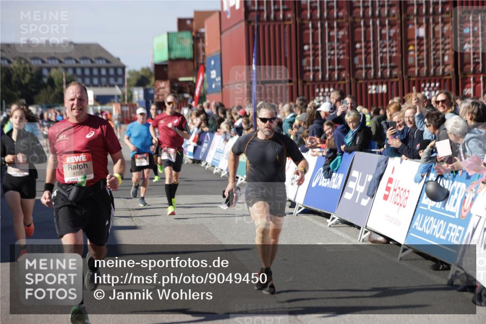 03.10.2025 - Köhlbrandbrückenlauf Jannik Wohlers http://msf.ph/oto/9049450 03.10.2025 13:07:46 Ziel 4159, 4165, 4263, 4310, 4382, 5993, 6120, 6285, 6384, 6651, 6744, 6800, 6821 meine-sportfotos.de