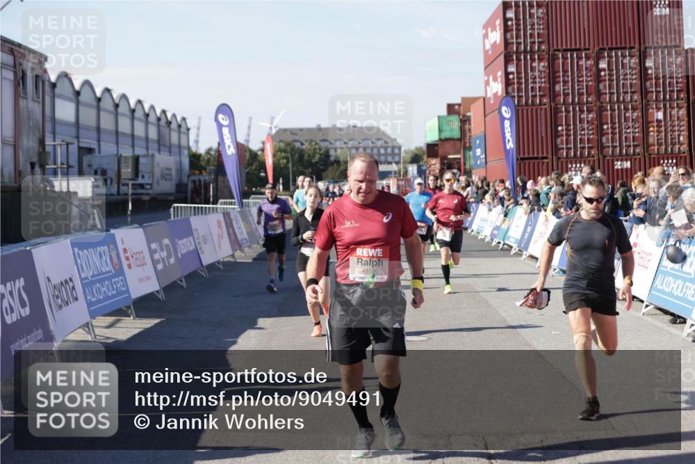 03.10.2025 - Köhlbrandbrückenlauf Jannik Wohlers http://msf.ph/oto/9049491 03.10.2025 13:07:46 Ziel 4159, 4165, 4263, 4310, 4382, 5993, 6120, 6285, 6384, 6651, 6744, 6800, 6821 meine-sportfotos.de