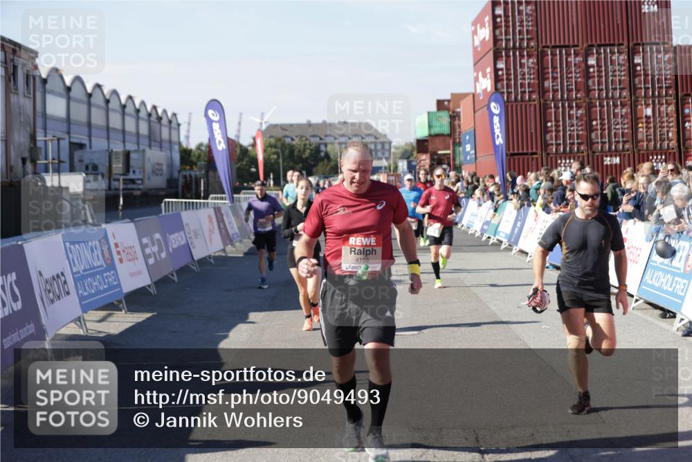 03.10.2025 - Köhlbrandbrückenlauf Jannik Wohlers http://msf.ph/oto/9049493 03.10.2025 13:07:46 Ziel 4159, 4165, 4263, 4310, 4382, 5993, 6120, 6285, 6384, 6651, 6744, 6800, 6821 meine-sportfotos.de