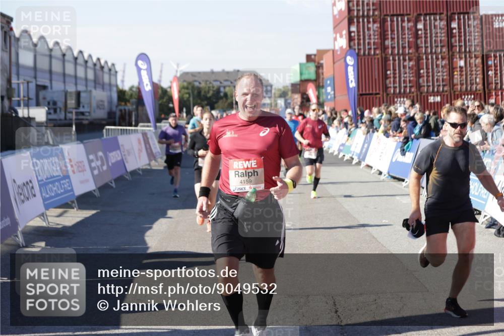 03.10.2025 - Köhlbrandbrückenlauf Jannik Wohlers http://msf.ph/oto/9049532 03.10.2025 13:07:47 Ziel 4159, 4165, 4263, 4310, 4382, 5993, 6120, 6285, 6384, 6651, 6696, 6744, 6800, 6821 meine-sportfotos.de