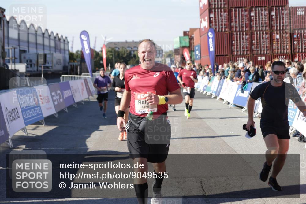 03.10.2025 - Köhlbrandbrückenlauf Jannik Wohlers http://msf.ph/oto/9049535 03.10.2025 13:07:47 Ziel 4159, 4165, 4263, 4310, 4382, 5993, 6120, 6285, 6384, 6651, 6696, 6744, 6800, 6821 meine-sportfotos.de