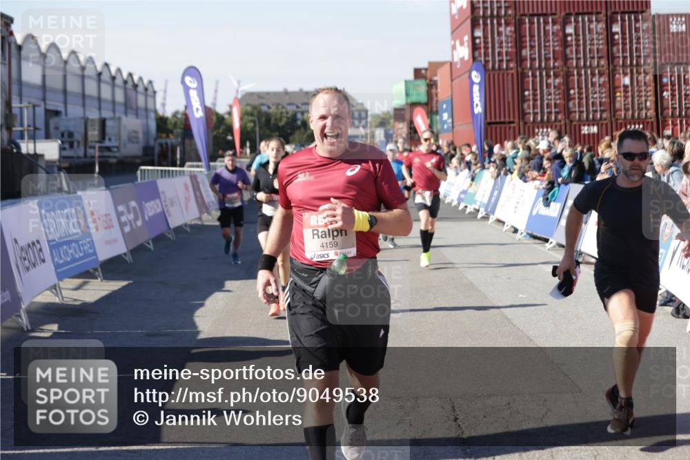 03.10.2025 - Köhlbrandbrückenlauf Jannik Wohlers http://msf.ph/oto/9049538 03.10.2025 13:07:47 Ziel 4159, 4165, 4263, 4310, 4382, 5993, 6120, 6285, 6384, 6651, 6696, 6744, 6800, 6821 meine-sportfotos.de