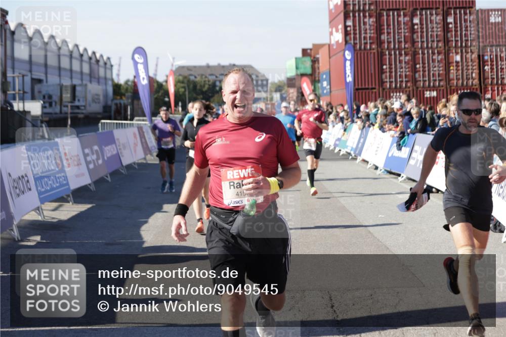 03.10.2025 - Köhlbrandbrückenlauf Jannik Wohlers http://msf.ph/oto/9049545 03.10.2025 13:07:47 Ziel 4159, 4165, 4263, 4310, 4382, 5993, 6120, 6285, 6384, 6651, 6696, 6744, 6800, 6821 meine-sportfotos.de