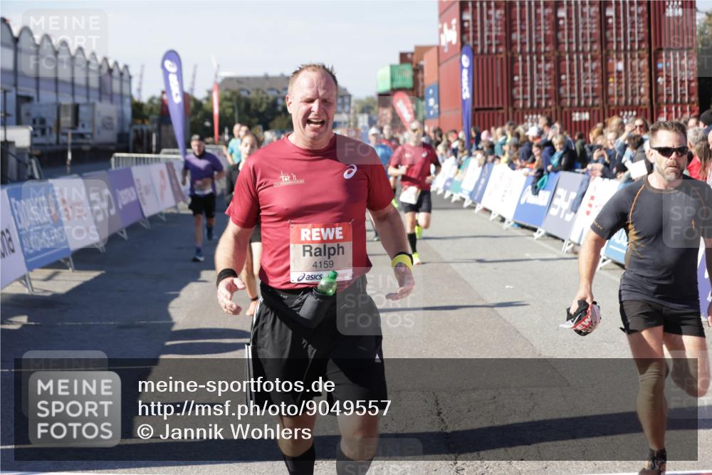 03.10.2025 - Köhlbrandbrückenlauf Jannik Wohlers http://msf.ph/oto/9049557 03.10.2025 13:07:47 Ziel 4159, 4165, 4263, 4310, 4382, 5993, 6120, 6285, 6384, 6651, 6696, 6744, 6800, 6821 meine-sportfotos.de