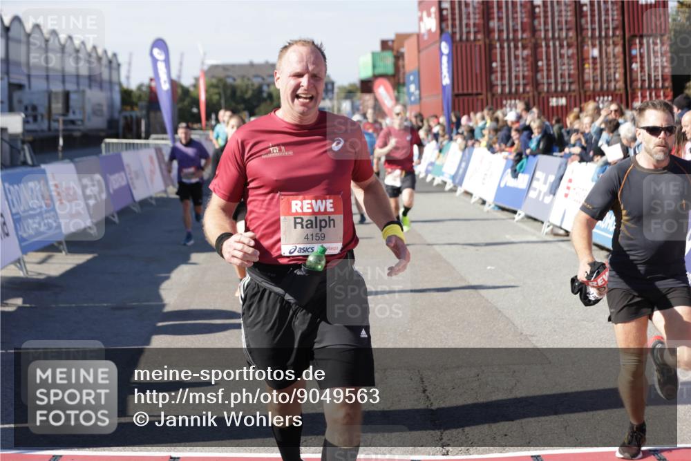 03.10.2025 - Köhlbrandbrückenlauf Jannik Wohlers http://msf.ph/oto/9049563 03.10.2025 13:07:47 Ziel 4159, 4165, 4263, 4310, 4382, 5993, 6120, 6285, 6384, 6651, 6696, 6744, 6800, 6821 meine-sportfotos.de