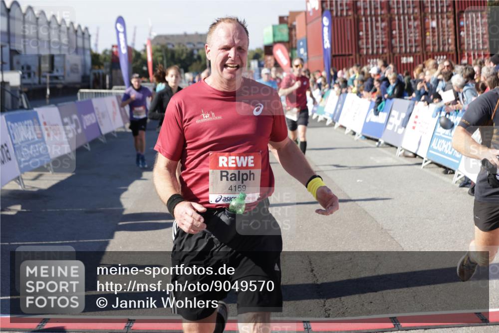03.10.2025 - Köhlbrandbrückenlauf Jannik Wohlers http://msf.ph/oto/9049570 03.10.2025 13:07:47 Ziel 4159, 4165, 4263, 4310, 4382, 5993, 6120, 6285, 6384, 6651, 6696, 6744, 6800, 6821 meine-sportfotos.de