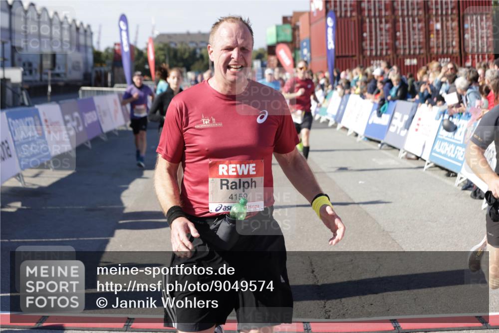 03.10.2025 - Köhlbrandbrückenlauf Jannik Wohlers http://msf.ph/oto/9049574 03.10.2025 13:07:47 Ziel 4159, 4165, 4263, 4310, 4382, 5993, 6120, 6285, 6384, 6651, 6696, 6744, 6800, 6821 meine-sportfotos.de