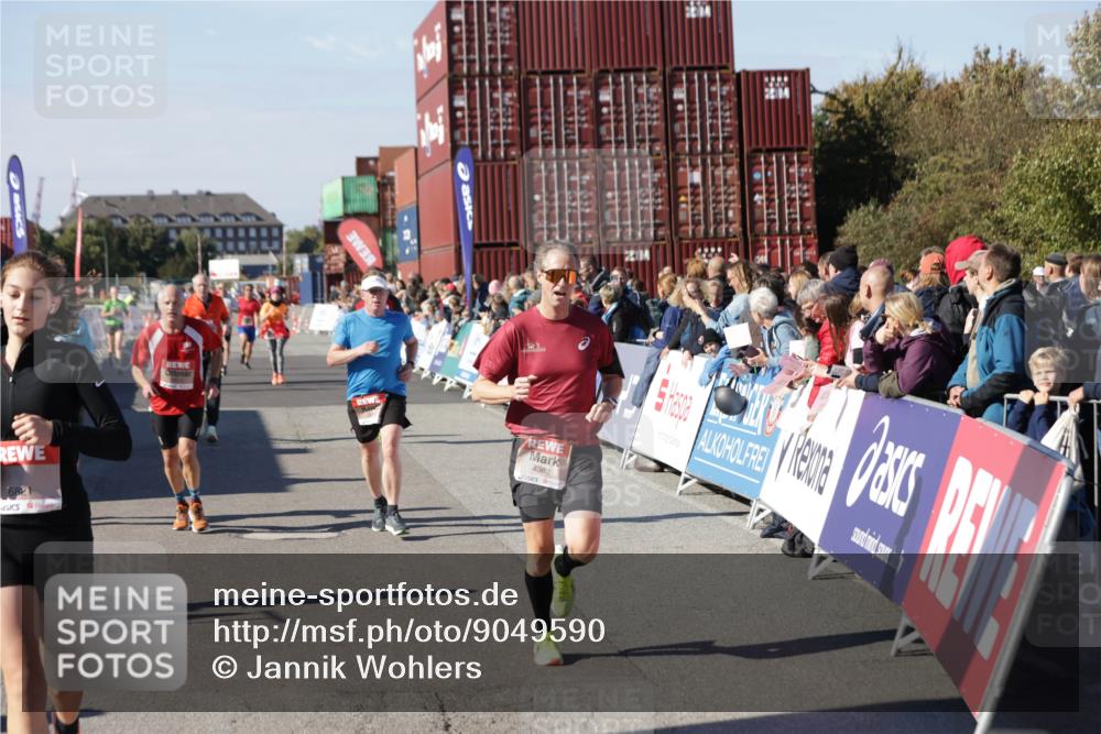 03.10.2025 - Köhlbrandbrückenlauf Jannik Wohlers http://msf.ph/oto/9049590 03.10.2025 13:07:49 Ziel 4159, 4310, 4382, 5993, 6120, 6163, 6285, 6384, 6651, 6696, 6744, 6800, 6821 meine-sportfotos.de