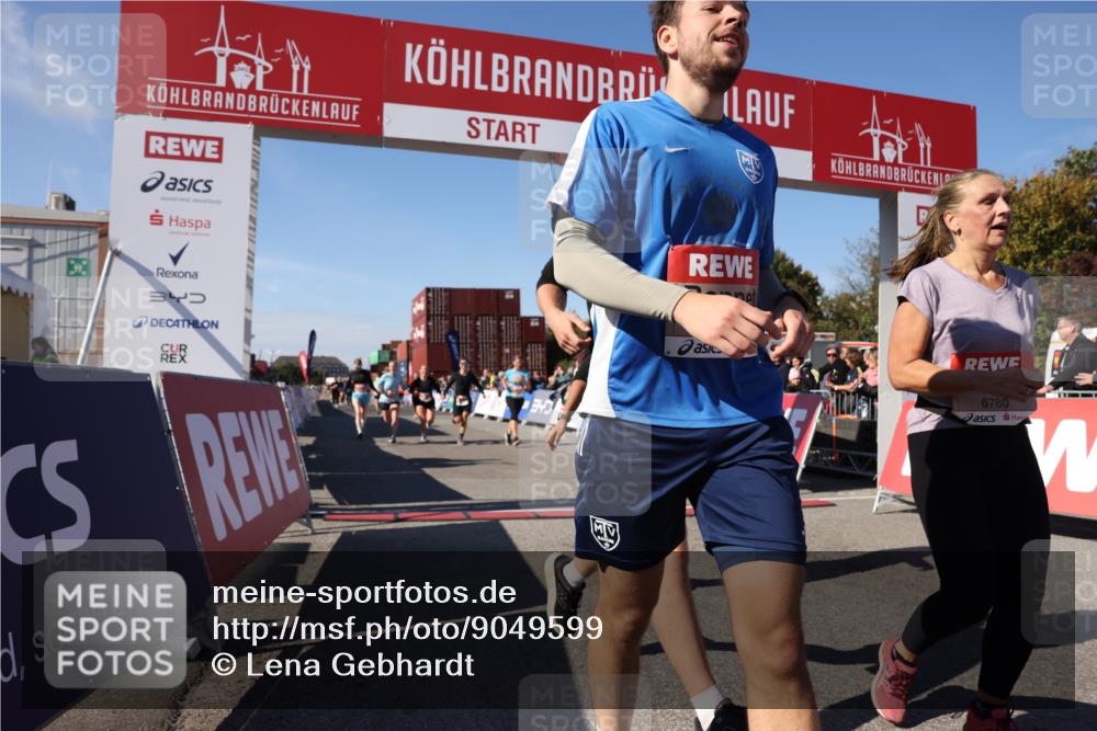 03.10.2025 - Köhlbrandbrückenlauf Lena Gebhardt http://msf.ph/oto/9049599 03.10.2025 13:21:00 Ziel 4680, 4915, 4916, 5006, 5084, 5130, 5156, 5169, 5363, 5377, 5501, 6282, 6296, 6645, 6646, 6648, 6650, 6703, 6780 meine-sportfotos.de